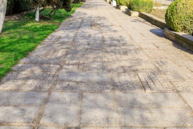 Kaldırımlar kırık ve hareket kabiliyeti sınırlı insanlar için uygun değil. Tehlikeli bir şehir ortamı. Metin için kopyalama alanı olan arkaplan