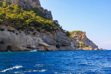 Denizden kayalık kıyı manzarası. Seçici odaklı arkaplan ve metin için alanı kopyala. Türkiye 'de Akdeniz. Popüler turistik yerler