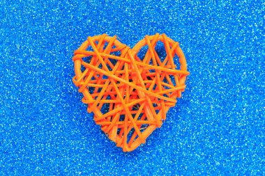 Tahta hasır kalp. Rattan, kalp şeklinde çalışır. Aşk konsepti. Seçici odaklı arkaplan ve boşluğu kopyala. Geriye ışılda