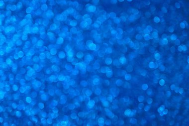 Bulanık arkaplan. Odaklanmamış fotoğraf merceğini geri ver. Arka plan bokeh. Tasarım boş. Tasarımcı için grafik kaynak. Soğuk ton.