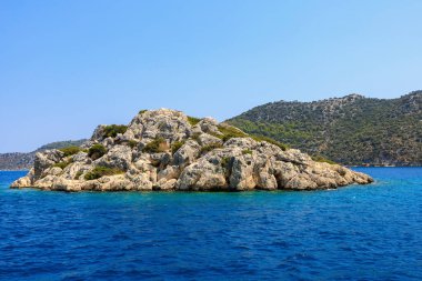 Denizden kayalık kıyı manzarası. Seçici odaklı arkaplan ve metin için alanı kopyala. Türkiye 'de Akdeniz. Popüler turistik yerler