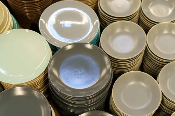 Πιάτα Και Πιάτα Κατάστημα Χονδρικής Και Λιανικής Πώλησης Ιστορικό Επιλεκτική — Φωτογραφία Αρχείου