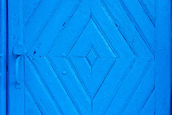 Mavi Ahşap Bir Kapının Pürüzlü Dokulu Yüzeyi Arkaplan Fon Boş — Stok fotoğraf