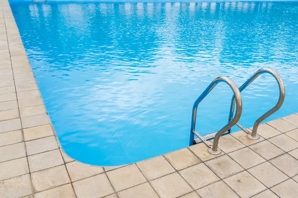 Svømmebasseng Med Selektivt Fokus Metalltrapp Kopieringsplass – stockfoto