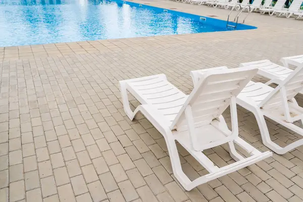 Empty Sun Loungers Resort Area Pool Background Copy Space — Stock Photo, Image