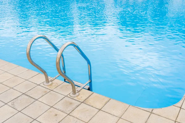 Bazén Selektivním Zaměřením Kovové Schody Kopírovací Prostor — Stock fotografie