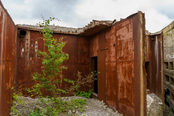 Terk edilmiş gizli nükleer sığınak. Soğuk Savaş Komuta Merkezi, nesne 1180. Seçici odaklı arkaplan