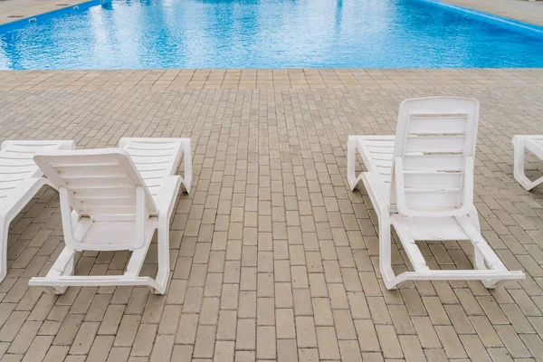 清澈的阳光在游泳池边的度假区游荡 带有复制空间的背景 — 图库照片