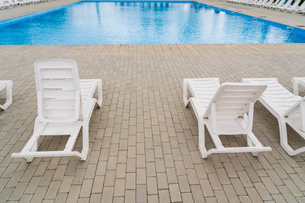 Empty Sun Loungers Resort Area Pool Background Copy Space — Stock Photo, Image
