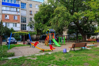 23 Eylül 2022 Beltsy, Moldova. İllüstrasyon başyazısı. Bahçedeki çocuk parkı..