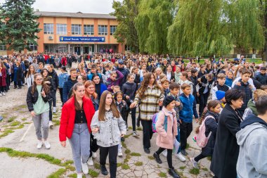 23 Eylül 2022 Balti Moldova. Resimli editör geçmişi. Okuldan ayrılan bir grup öğrenci.