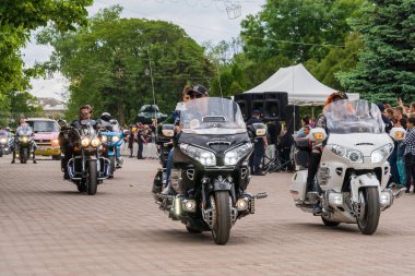 22 Mayıs 2022 Beltsy, Moldova. İllüstrasyon başyazısı. Şehir geçidinde motosikletliler