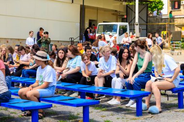 1 Haziran 2022 Balti Moldova. Resimli editör geçmişi. Okul çocukları sokak konserinde.