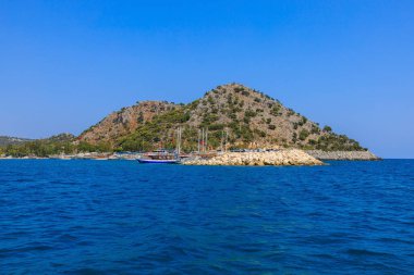 10 Ağustos 2022 Demre, Antalya ili, Türkiye. Akdeniz kıyısındaki yatlar. Metin için kopyalama alanı olan arkaplan