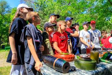 1 Haziran 2022 Balti Moldova. Resimli editör geçmişi. Güvenlik eğitiminde çocukların olduğu askeri sınıflar