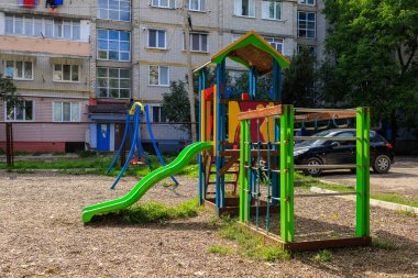 23 Eylül 2022 Beltsy, Moldova. İllüstrasyon başyazısı. Bahçedeki çocuk parkı..