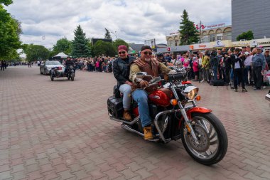 22 Mayıs 2022 Beltsy, Moldova. İllüstrasyon başyazısı. Şehir geçidinde motosikletliler