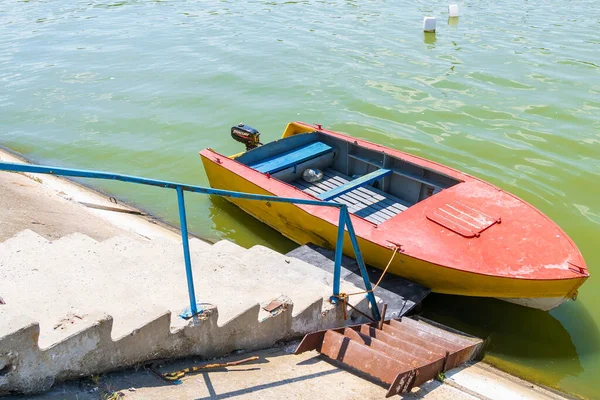 2022年7月1日モルドバ ベルツィー イラスト編集を担当 桟橋のコンクリート階段でボート — ストック写真