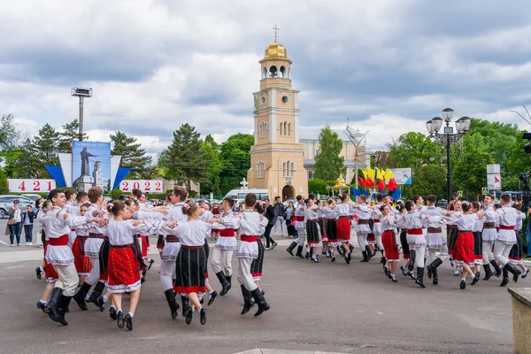Травня 2022 Року Белтсі Молдова Люди Автентичних Народних Костюмах Танцюють — стокове фото