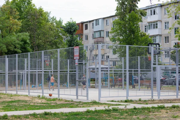 28 Temmuz 2022 Beltsy, Moldova. İllüstrasyon başyazısı. Bahçede basketbol ve mini-futbol sahası.