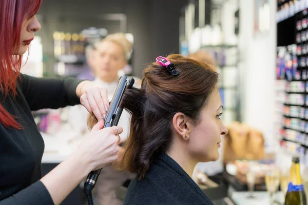 Aralık 2022 Balti Moldova Saç Şekillendirme Süreci Resimli Editör Arkaplanı — Stok fotoğraf
