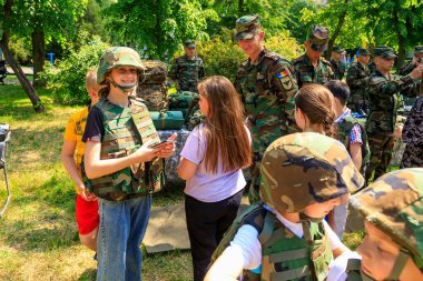 1 Haziran 2022 Balti Moldova. Resimli editör geçmişi. Güvenlik eğitiminde çocukların olduğu askeri sınıflar