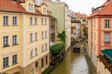 24 Ağustos 2022 Prag, Çek Cumhuriyeti. Vltava nehrinde bir eğlence teknesi. Seçici odaklı arkaplan ve metin için alanı kopyala