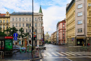 28 Ağustos 2022 Prag, Çek Cumhuriyeti. Eski Prag şehrinin sokak manzarası. Metin için kopyalama alanı olan arkaplan.