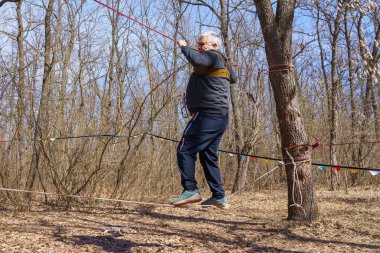 27 Mart 2022 Mindrestii Moldova. Turistler ormanda ipte yürümek için eğitim alırlar. Haber başlığı arkaplanı