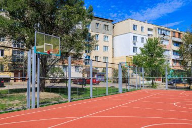8 Eylül 2022 Beltsy, Moldova. İllüstrasyon başyazısı. Bahçede basketbol ve mini-futbol sahası.