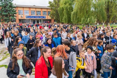 23 Eylül 2022 Balti Moldova. Resimli editör geçmişi. Okuldan ayrılan bir grup öğrenci.