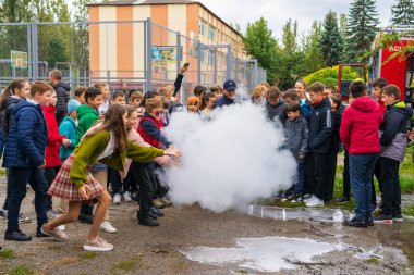 23 Eylül 2022 Balti Moldova. Resimli editör geçmişi. İtfaiyeciler çocuklara yangın söndürücüyü nasıl kullanacaklarını öğretir..