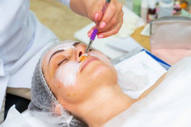 17 Mayıs 2022 Balti Moldova. Prosedürü güzellik uzmanı gerçekleştirir. İllüstrasyon başyazısı. Arkaplan