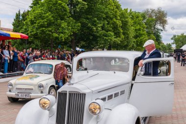 22 Mayıs 2022 Beltsy, Moldova. İllüstrasyon başyazısı. Geçit töreninde Retro arabalar.