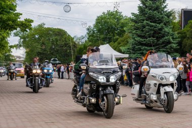 22 Mayıs 2022 Beltsy, Moldova. İllüstrasyon başyazısı. Şehir geçidinde motosikletliler