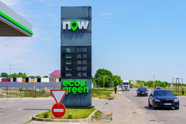 3 Haziran 2022 Balti Moldova. Benzin istasyonu. İllüstrasyon başyazısı. Haber arkaplanı