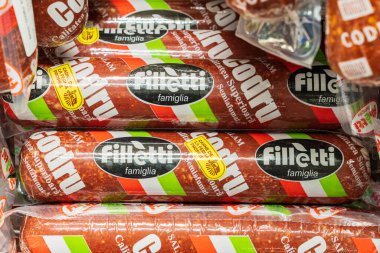 19 Eylül 2022 Beltsy, Moldova. Resimli editör kullanımı için. Yarım tütsülenmiş sosis..