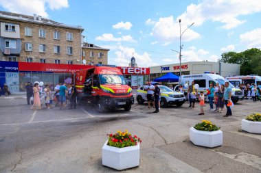 1 Haziran 2022 Balti Moldova. Resimli editör geçmişi. İtfaiyeciler çocuklara yangın musluğunu nasıl kullanacaklarını gösteriyor..