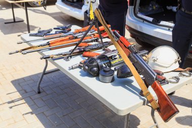 25 Mayıs 2022 Balti Moldova. Resimli editör geçmişi. Bir güvenlik eğitiminde polise silah gösterimi.