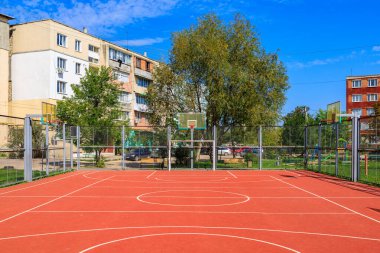 8 Eylül 2022 Beltsy, Moldova. İllüstrasyon başyazısı. Bahçede basketbol ve mini-futbol sahası.