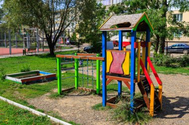 8 Eylül 2022 Beltsy, Moldova. İllüstrasyon başyazısı. Bahçedeki çocuk parkı..