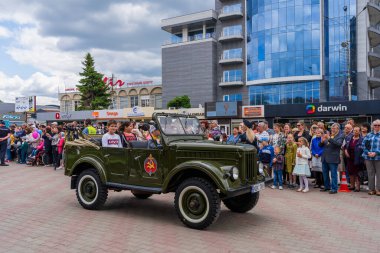 22 Mayıs 2022 Beltsy, Moldova. İllüstrasyon başyazısı. Geçit töreninde Retro arabalar.