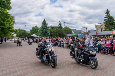22 Mayıs 2022 Beltsy, Moldova. İllüstrasyon başyazısı. Şehir geçidinde motosikletliler