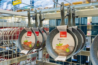 19 Eylül 2022 Beltsy, Moldova. Resimli editör kullanımı için. Kızartma için gri tavalar.