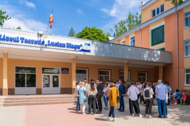 14 Haziran 2022 Balti Moldova. Öğrenciler sınavlardan sonra sonuçları bekliyorlar. Resimli editör arkaplanı