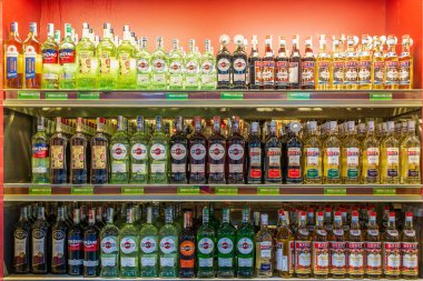 7 Temmuz 2022 Beltsy, Moldova. Resimli editör kullanımı için. Martini ve vermut süpermarket rafında..