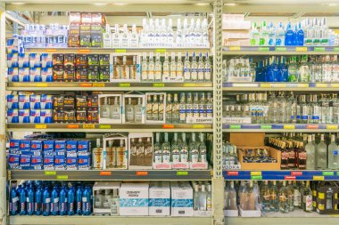 7 Temmuz 2022 Beltsy, Moldova. Resimli editör kullanımı için. Enerji içecekleri votka ve sert alkolle dolu raflarda..