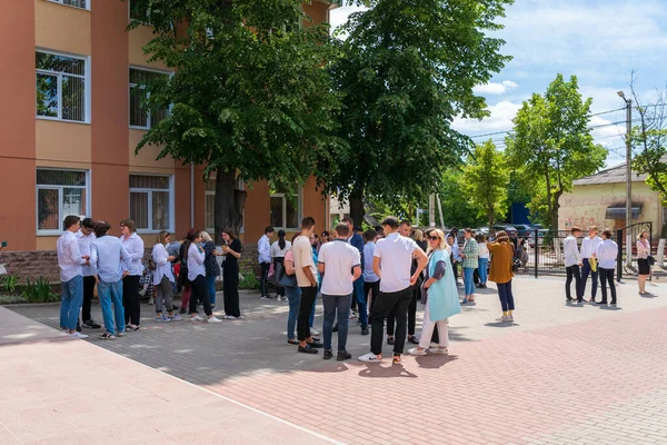 Ιουνίου 2022 Μπάλτι Μολδαβία Μαθητές Περιμένουν Αποτελέσματα Μετά Τις Εξετάσεις — Φωτογραφία Αρχείου