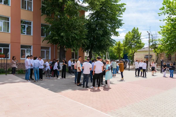 Czerwca 2022 Balti Mołdawia Uczniowie Czekają Wyniki Egzaminach Ilustracyjne Tło — Zdjęcie stockowe
