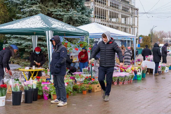 8 Mart 2022 Beltsy, Moldova. Uluslararası Kadınlar Günü 'nde şehir fuarında sokak çiçeği ticareti. İllüstrasyon Editörü.